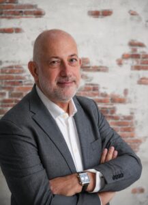portrait professionnel fond briques CV