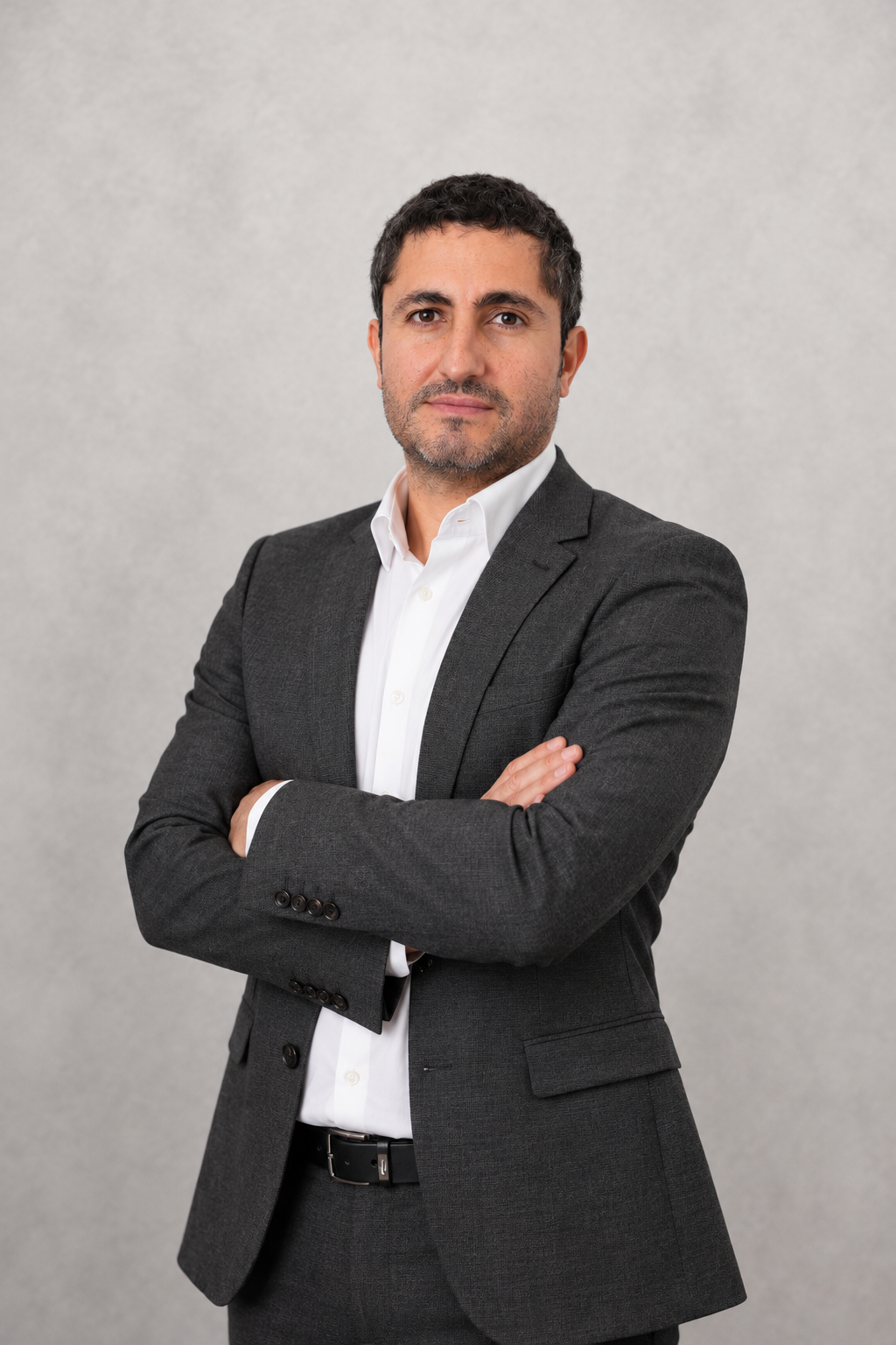 Portrait corporate en costume gris anthracite Portrait avocat en costume gris anthracite
